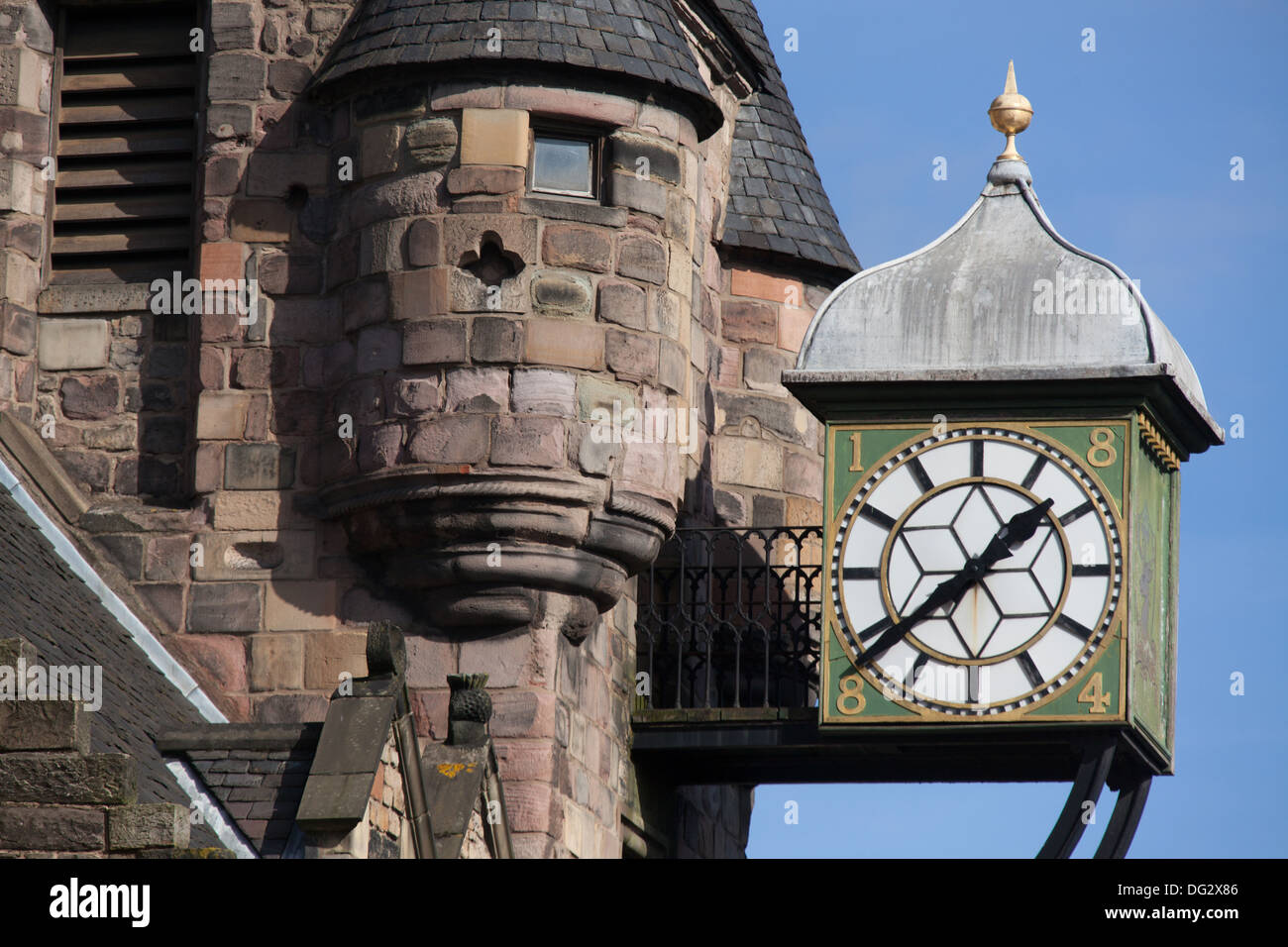 Città di Edimburgo in Scozia. Vista ravvicinata della Canongate Tolbooth orologio sul Edinburgh Royal Mile. Foto Stock