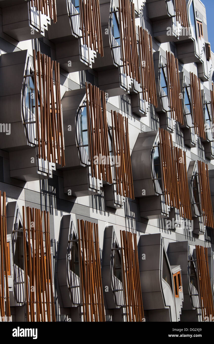 Città di Edimburgo in Scozia. Reid's chiudere la vista del reticolo di quercia windows del Ministro per l'edificio del parlamento scozzese. Foto Stock