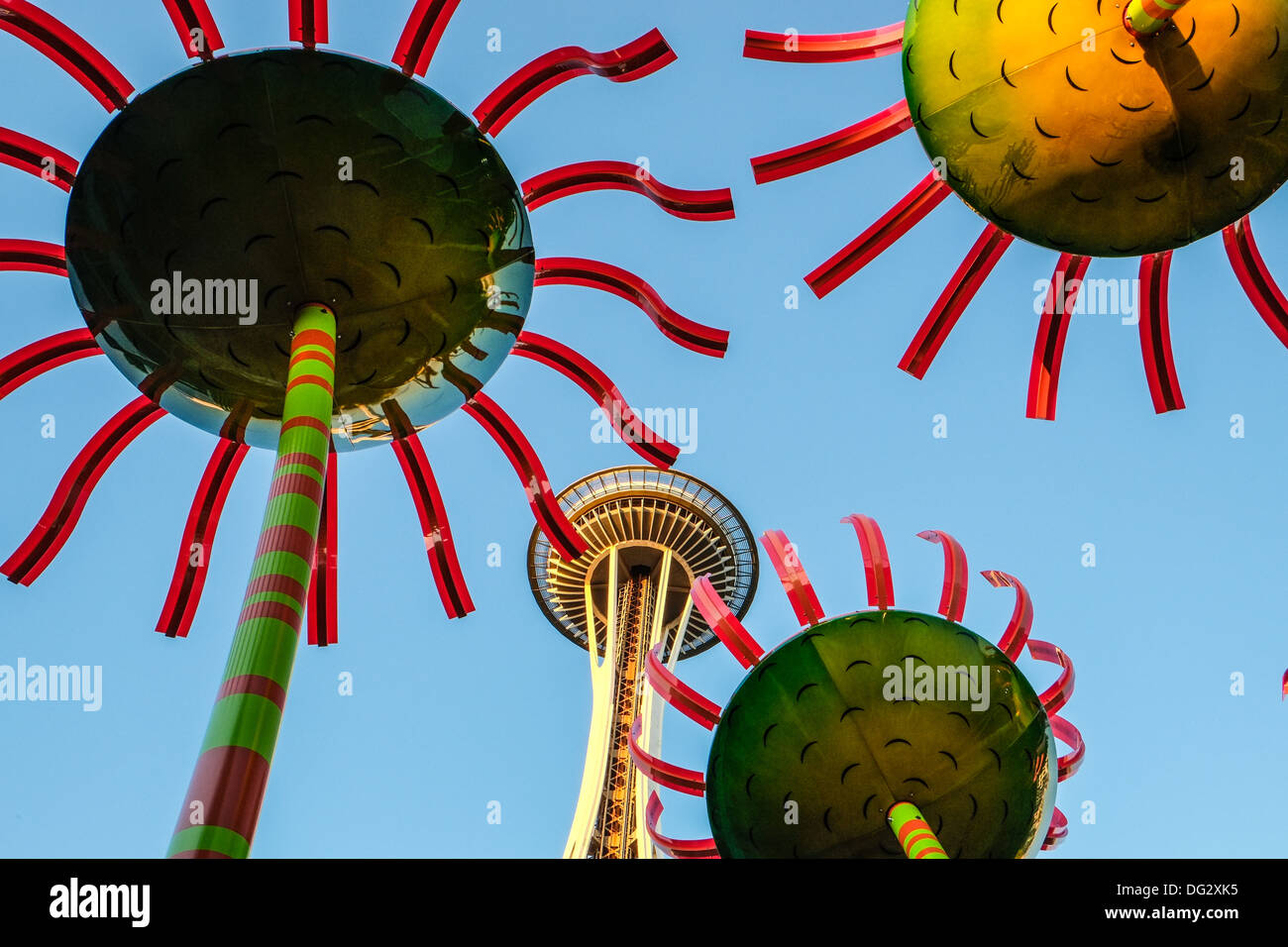 Lo Space Needle nel centro di Seattle con fiori di vetro in primo piano Foto Stock