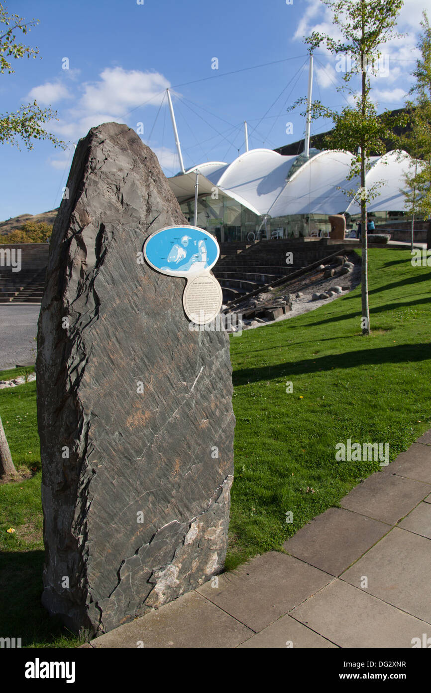 Città di Edimburgo in Scozia. Antiche rocce sotto forma di pietre permanente linea il percorso del nostro Dynamic Earth Science Center. Foto Stock