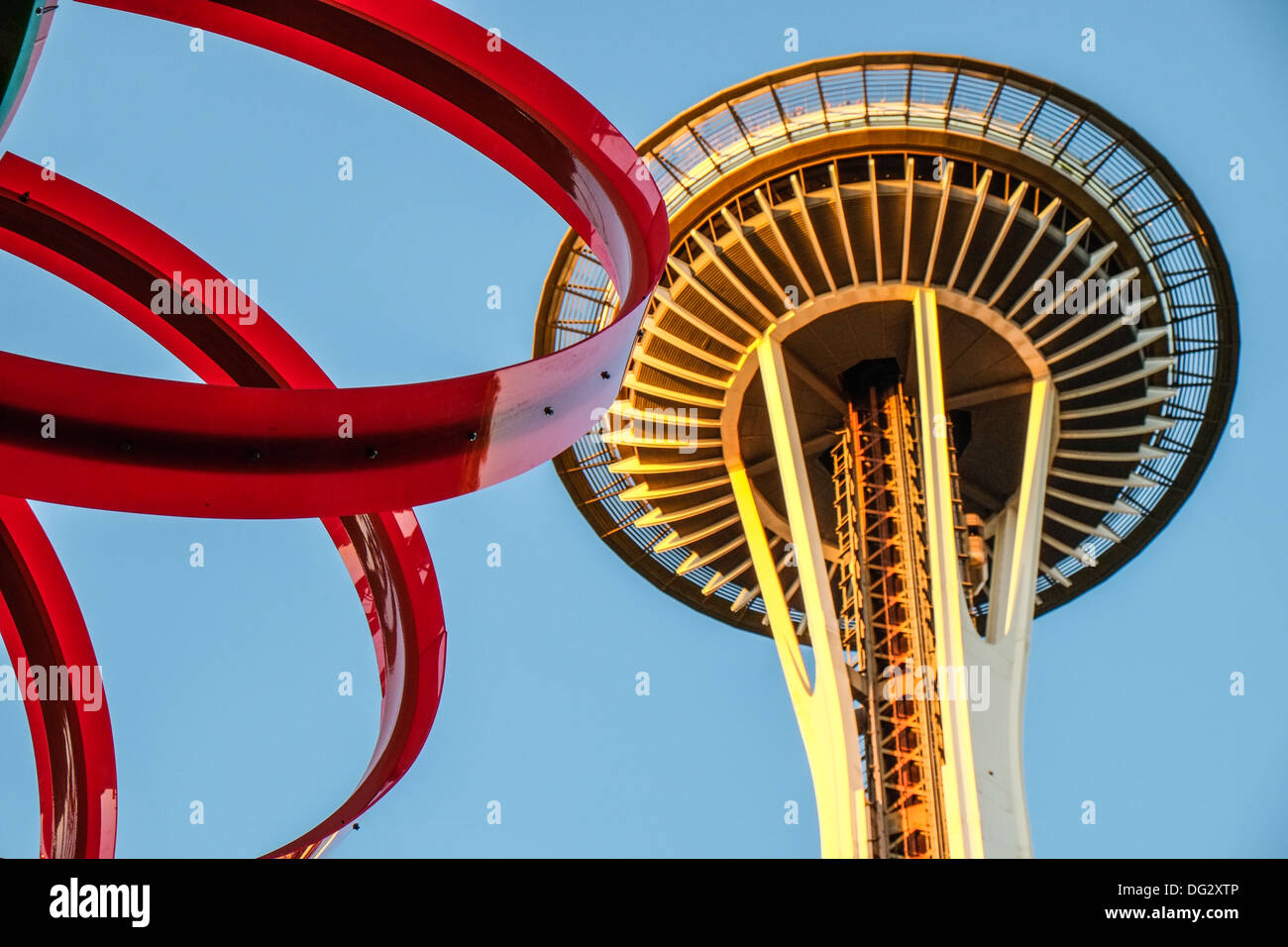 Lo Space Needle nel centro di Seattle con fiori di vetro in primo piano Foto Stock