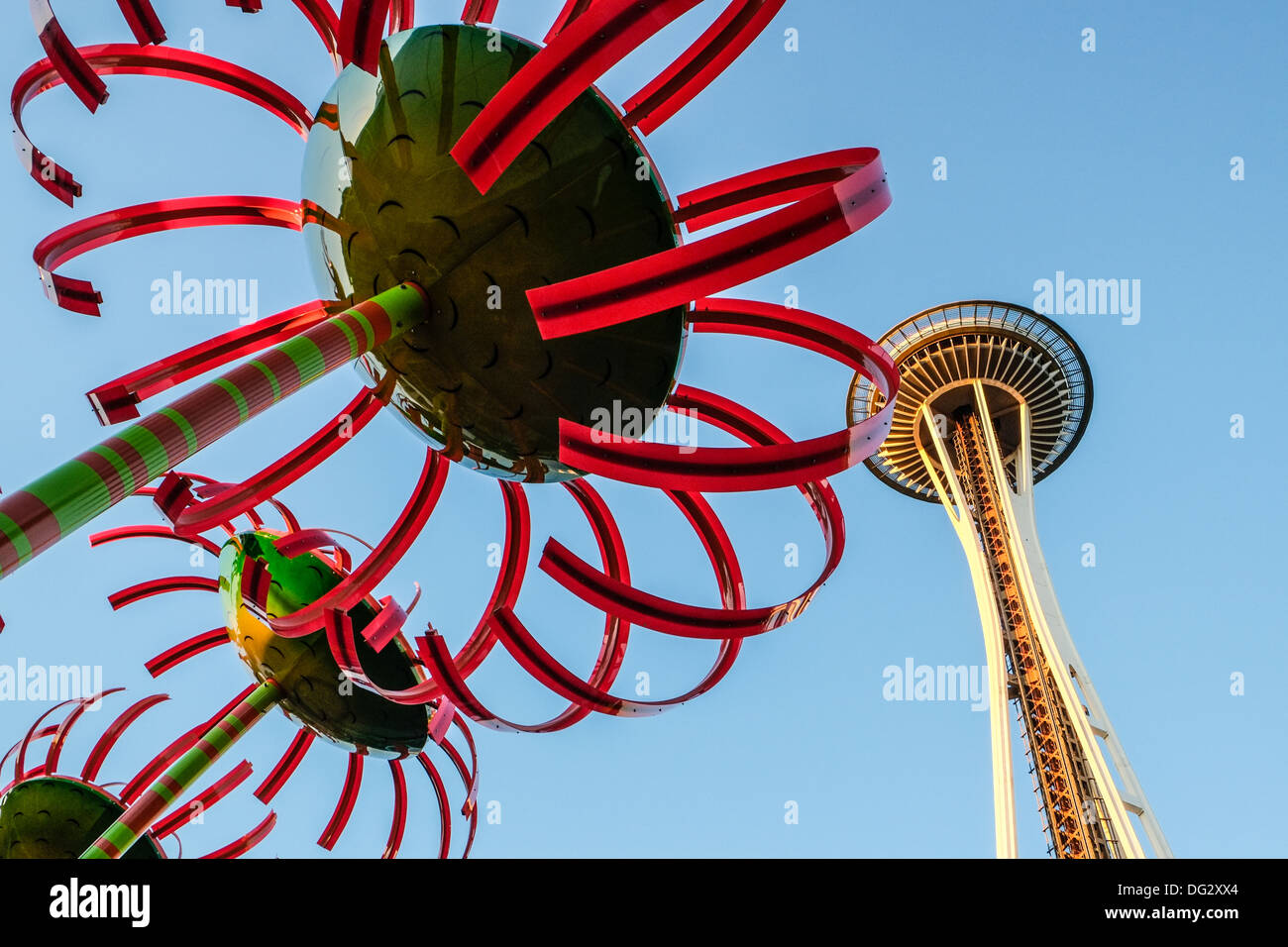 Lo Space Needle nel centro di Seattle con fiori di vetro in primo piano Foto Stock