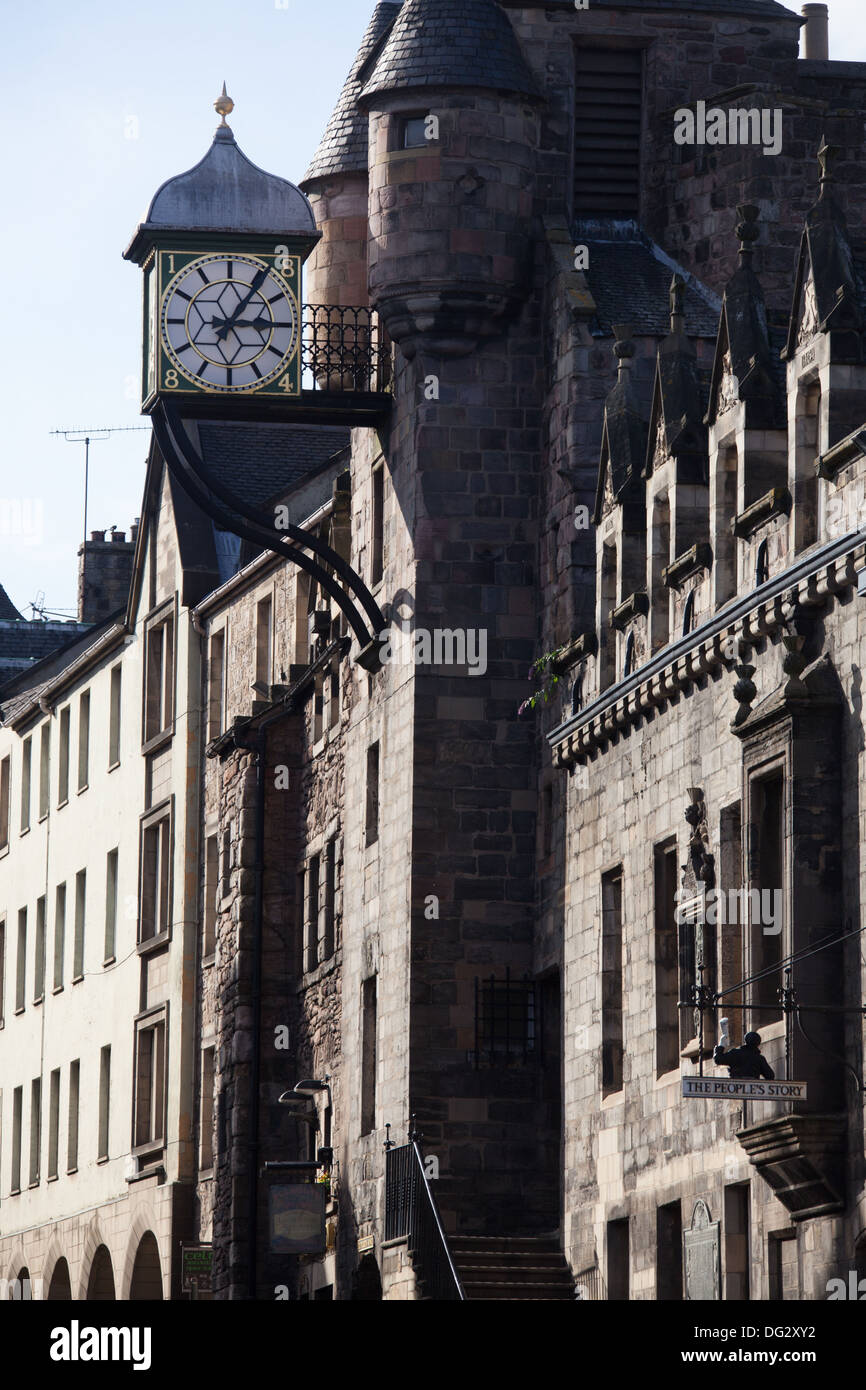 Città di Edimburgo in Scozia. Stagliano vista delle facciate di edifici sul lato nord del Royal Mile di Edimburgo a Canongate. Foto Stock