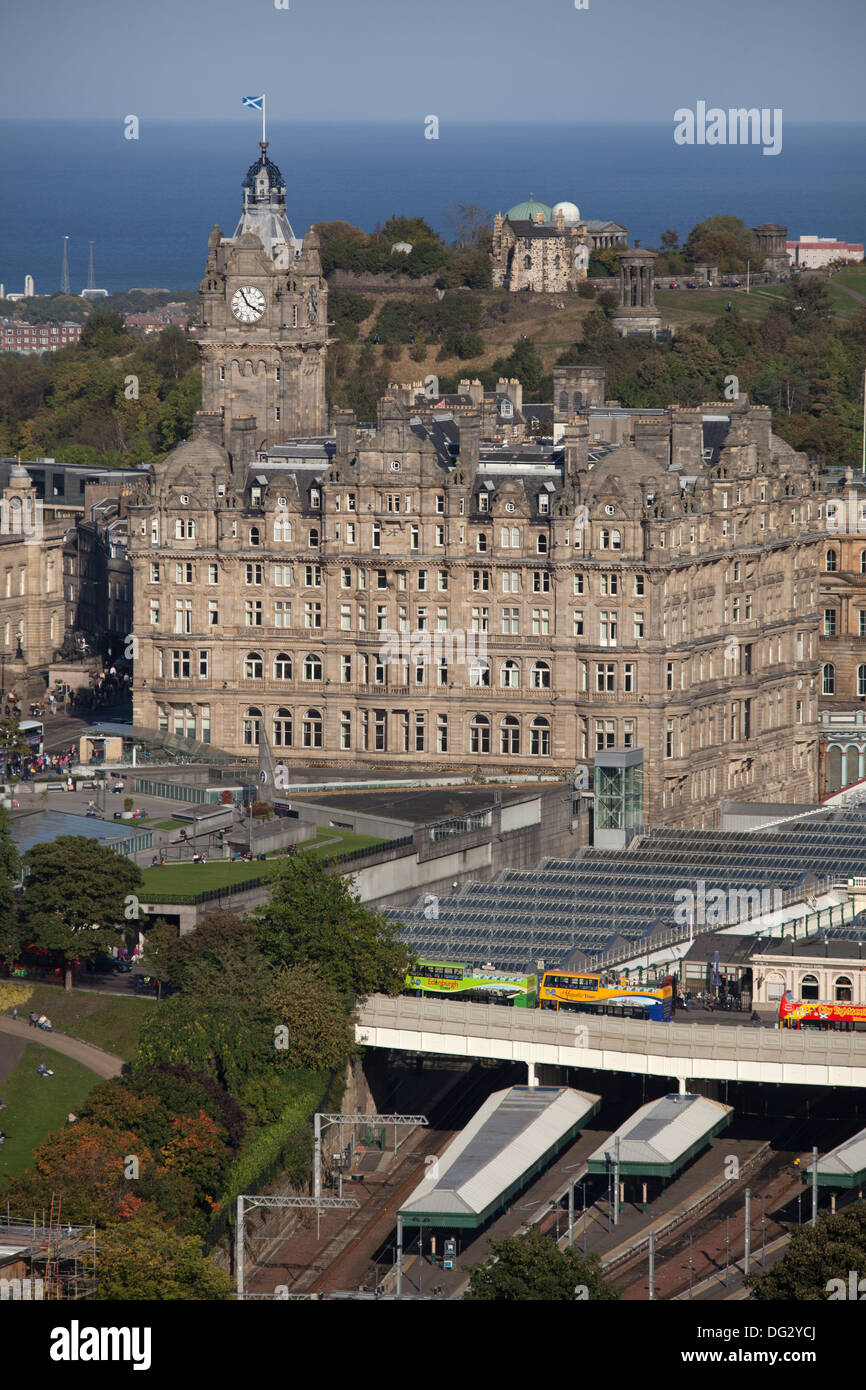 Città di Edimburgo in Scozia. Pittoresca vista in elevazione sopra la città di Edimburgo verso il Firth of Forth. Foto Stock