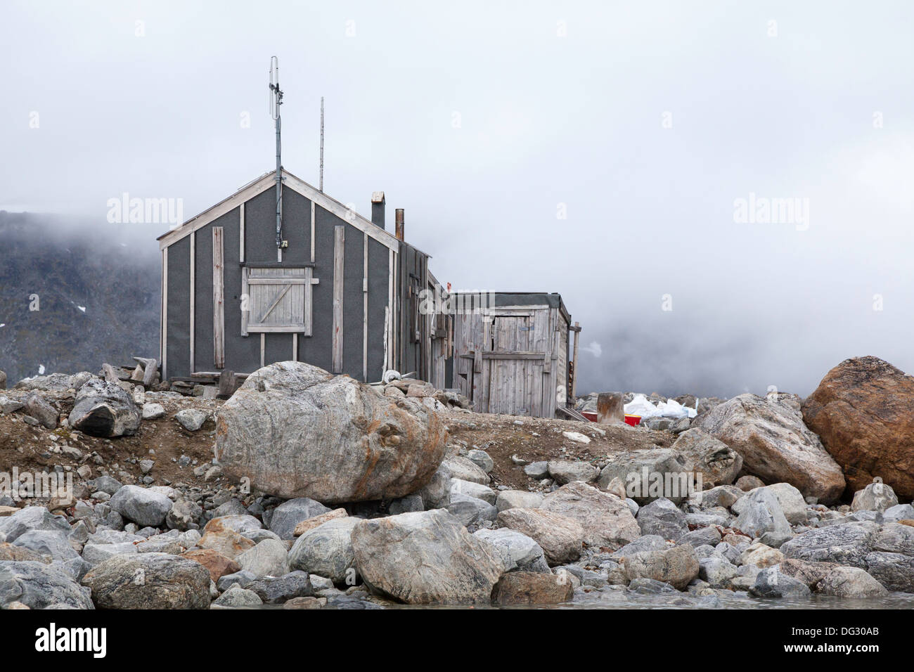 Cacciatori cabina in corrispondenza Holmiabukta, arcipelago delle Svalbard, artico norvegese Foto Stock