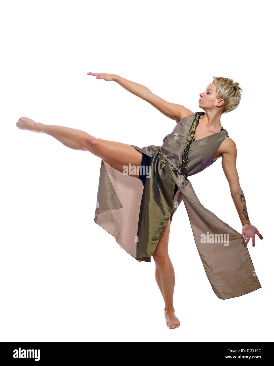 La ragazza si muove in una danza isolato su uno sfondo bianco Foto Stock