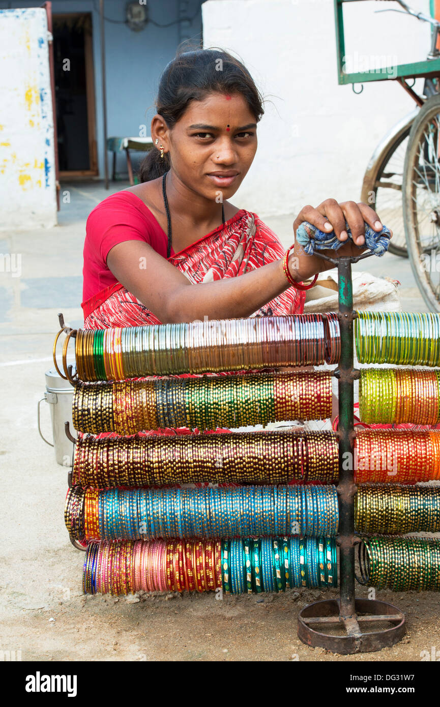 Donna indiana vendendo schiave sulla strada. Andhra Pradesh, India Foto Stock