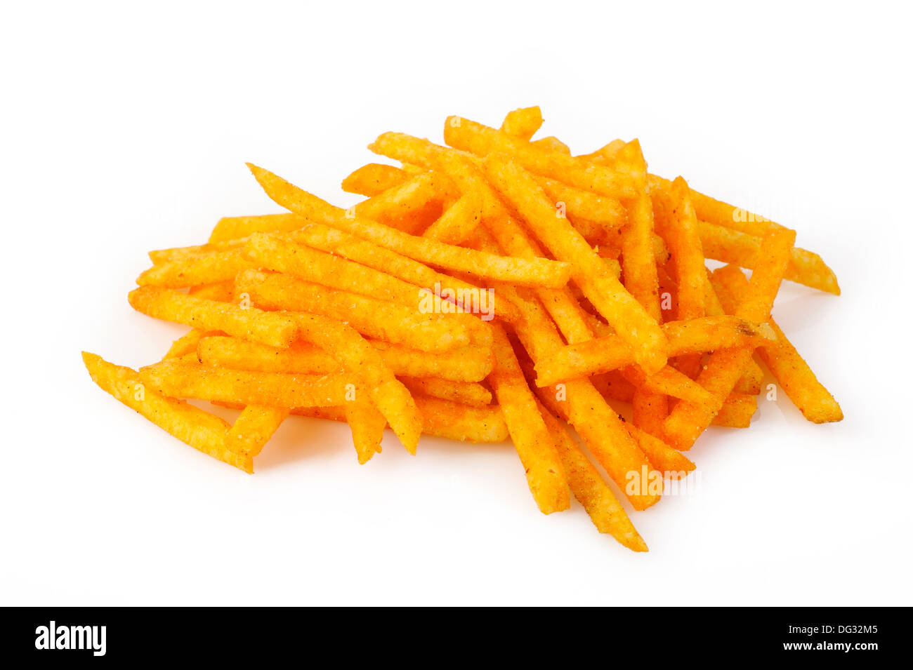 La paprica piccante bastoncini di patate su sfondo bianco Foto Stock