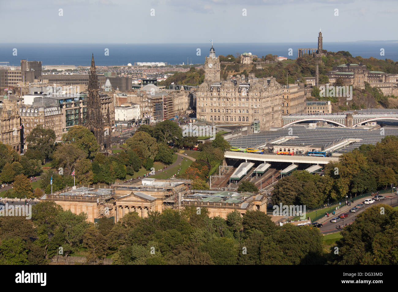 Città di Edimburgo in Scozia. Pittoresca vista in elevazione sopra la città di Edimburgo verso il Firth of Forth. Foto Stock