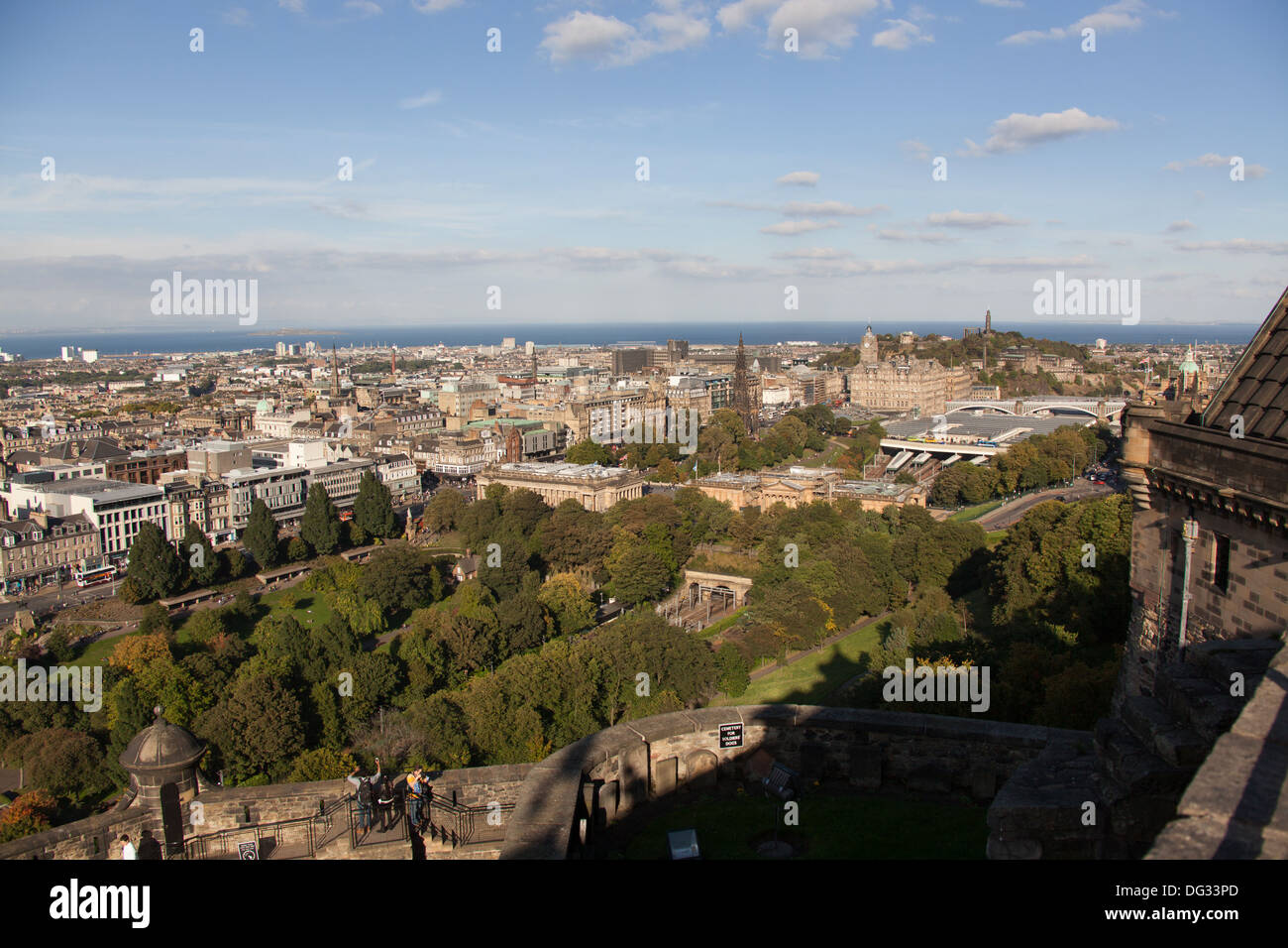 Città di Edimburgo in Scozia. Pittoresca vista in elevazione sopra la città di Edimburgo verso il Firth of Forth. Foto Stock