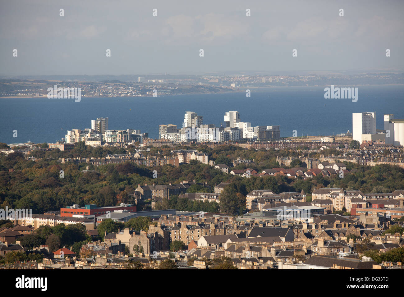 Città di Edimburgo in Scozia. Pittoresca vista in elevazione sopra la città di Edimburgo verso il Firth of Forth e Leith. Foto Stock