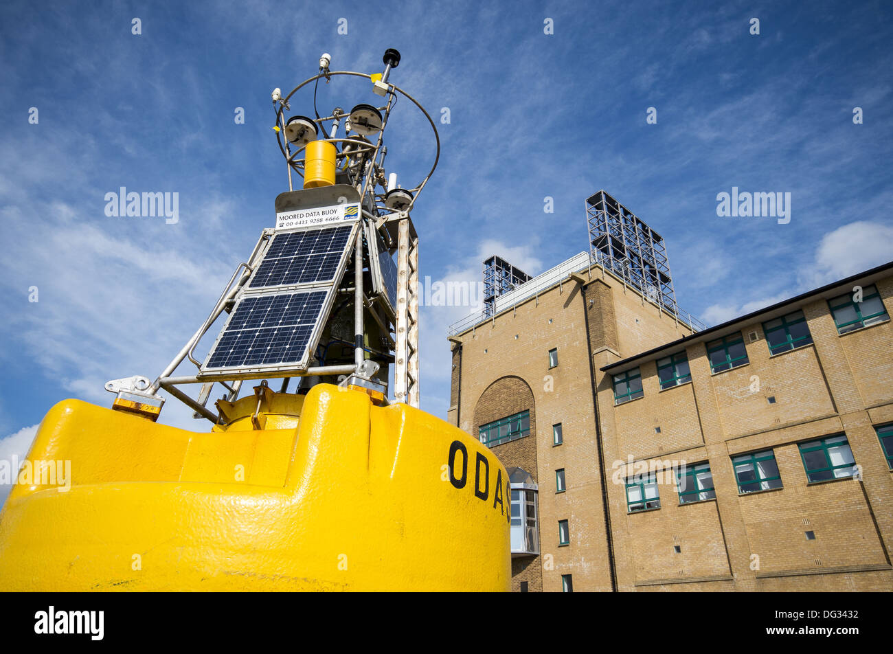 Una boa con pannelli solari nella parte anteriore del National Oceanography Centre al Empress Dock, Southampton, Hampshire, Inghilterra, Regno Unito Foto Stock