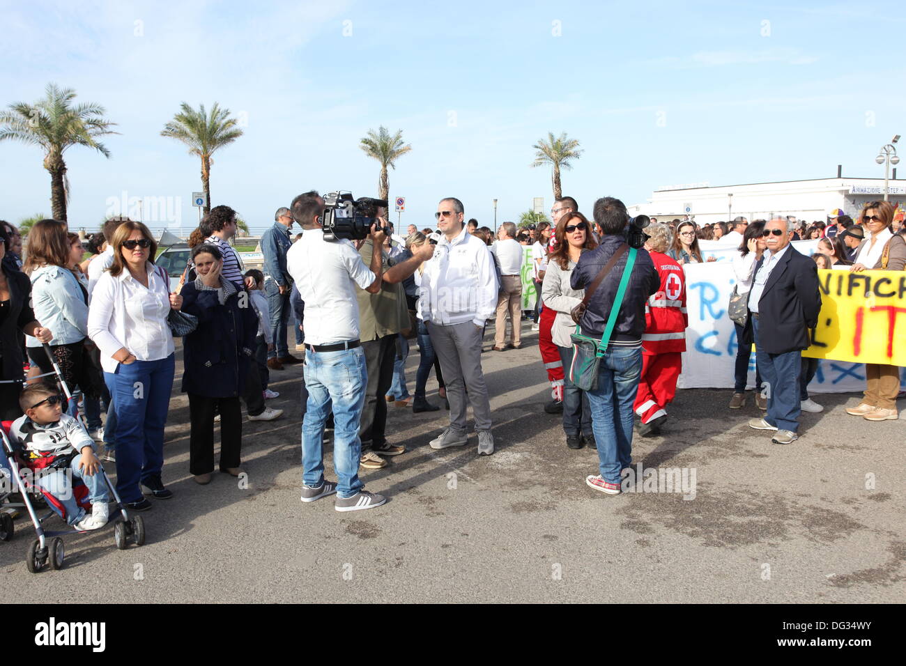 Mondragone, Italia. 13 ott 2013. 'Marcia per la vita", la protesta del popolo contro la camorra, i rifiuti tossici e la combustione di rifiuti il 13 ottobre 2013. Credito: Antonio Gravante/Alamy Live News Foto Stock