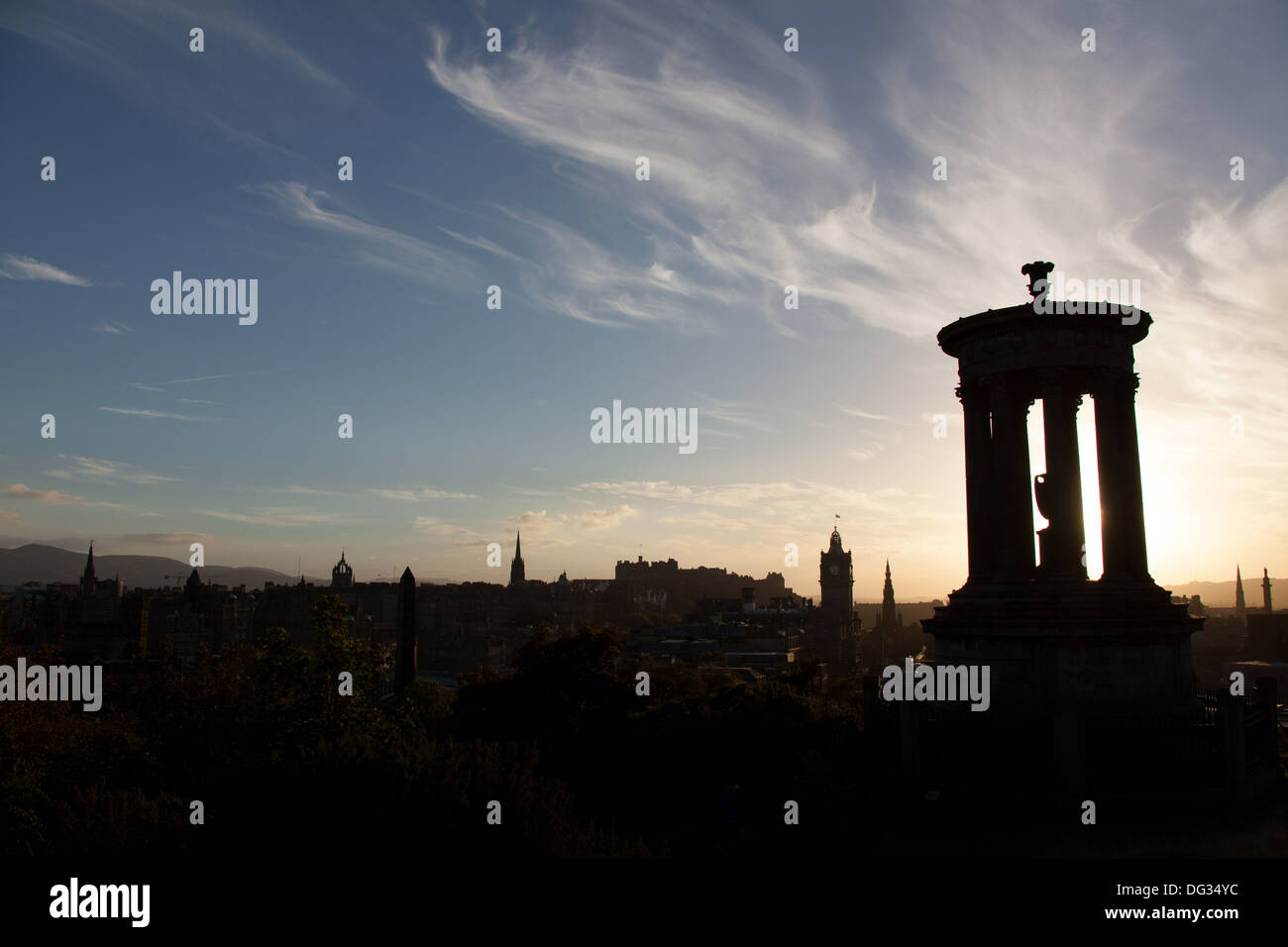 Città di Edimburgo in Scozia. Pittoresca vista al tramonto del centro di Edimburgo vista da Calton Hill. Foto Stock