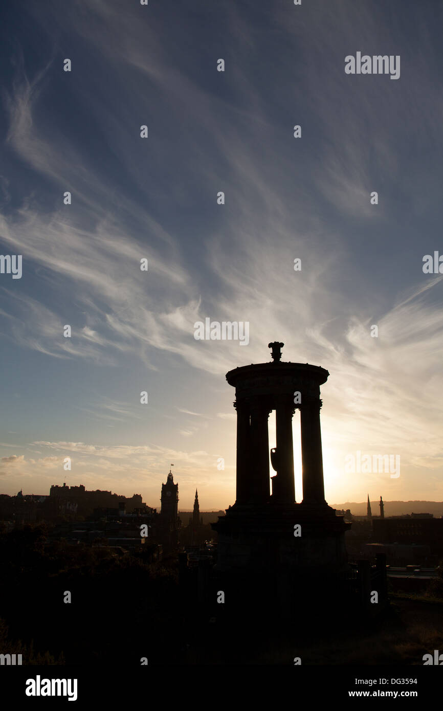 Città di Edimburgo in Scozia. Pittoresca vista al tramonto del centro di Edimburgo vista da Calton Hill. Foto Stock