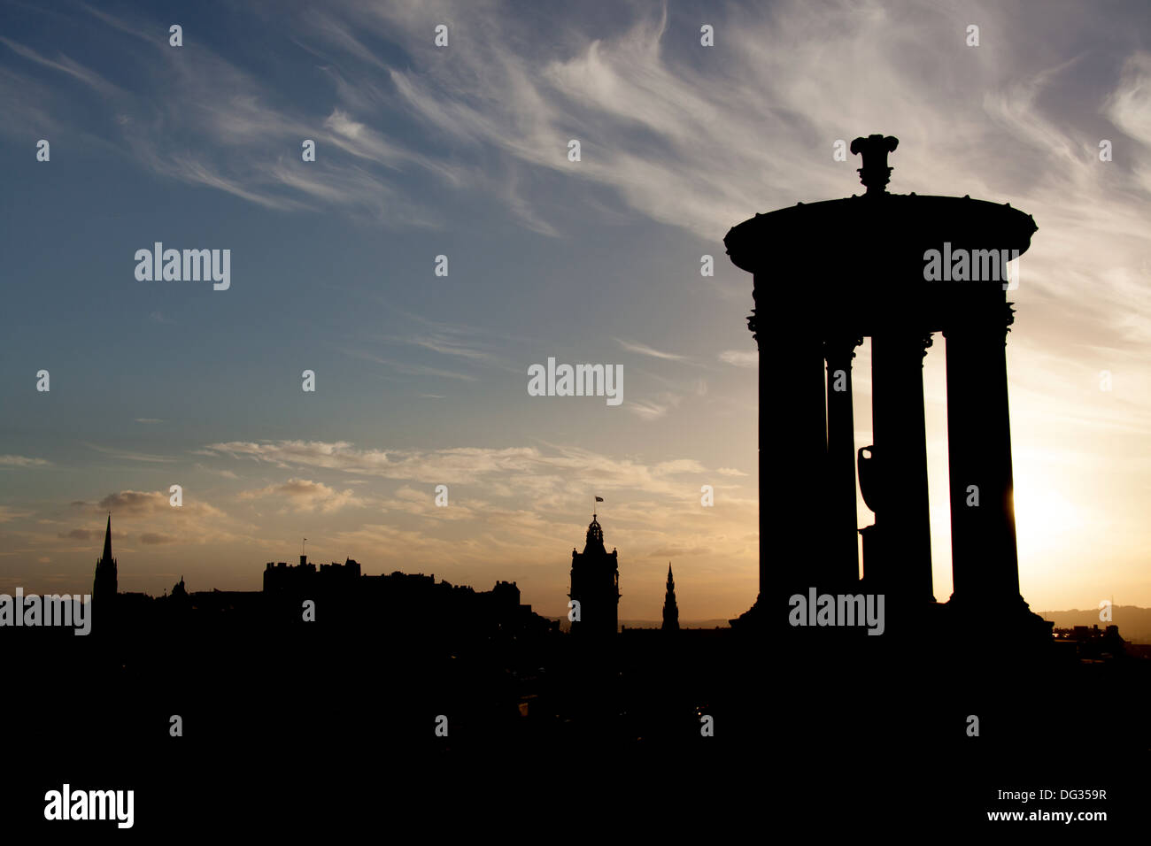Città di Edimburgo in Scozia. Pittoresca vista al tramonto del centro di Edimburgo vista da Calton Hill. Foto Stock