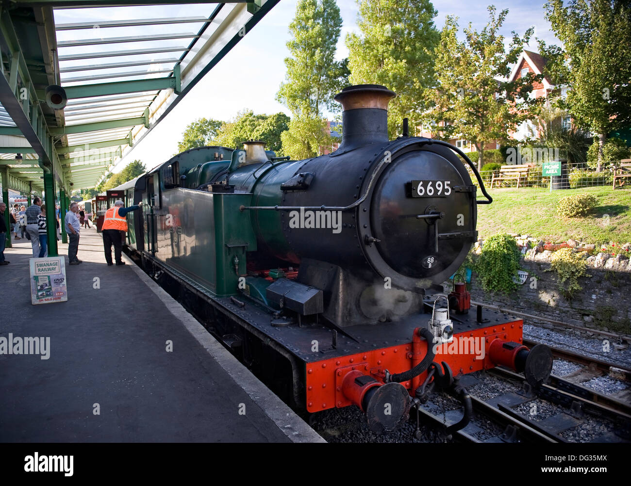 Una locomotiva a vapore sulla ferrovia a Swanage in partenza stazione a Swanage, Dorset, Regno Unito Foto Stock