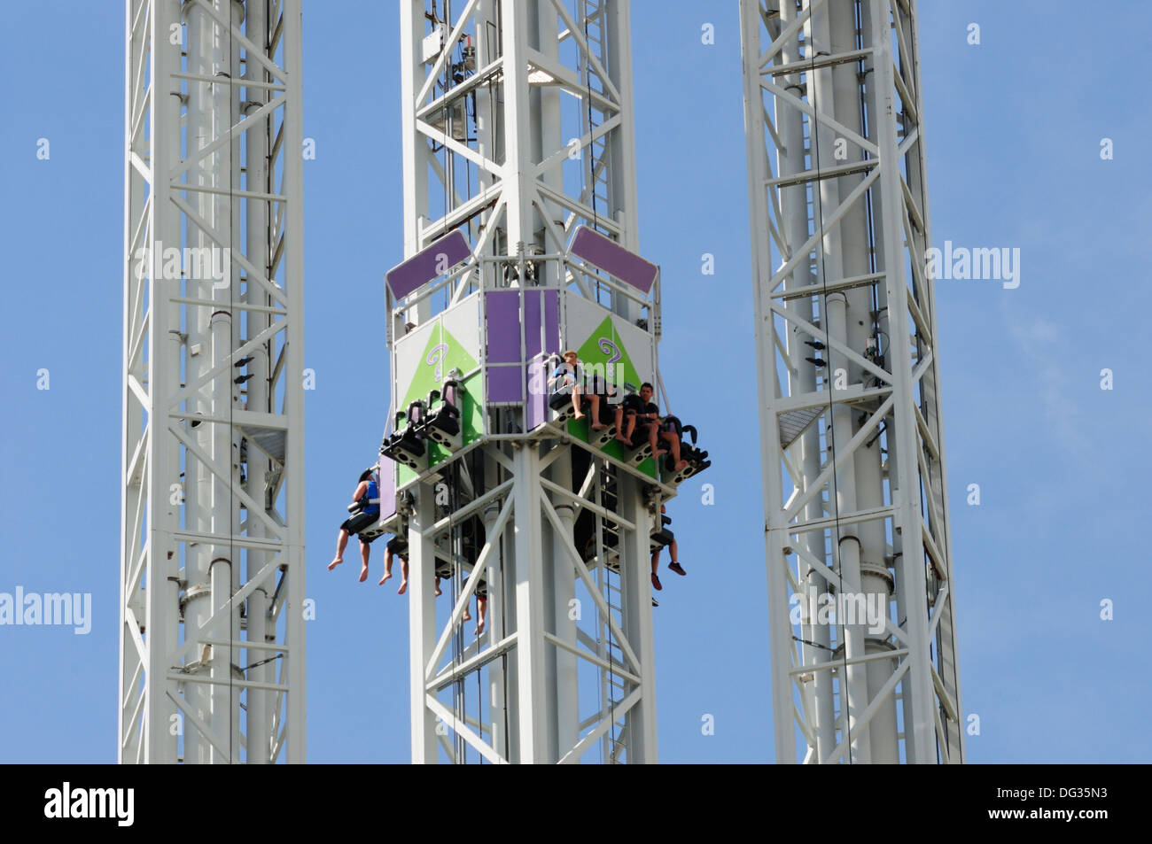 L'attrazione di spicco denominato La rivincita dell'enigma dove i passeggeri sono in caduta 80 m, Parque Warner, Madrid, Spagna Foto Stock