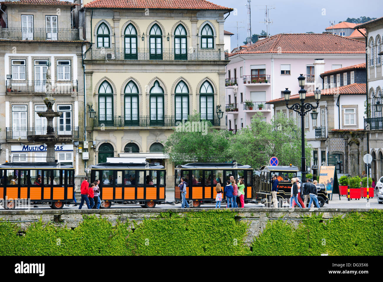 Ponte de Lima,Grand Villas,Ponte Romano,Scheda di fiume a piedi,detiene il più grande mercato in Portogallo,casa al vino rosso Verdi,,il mercato dell'Antiquariato Foto Stock