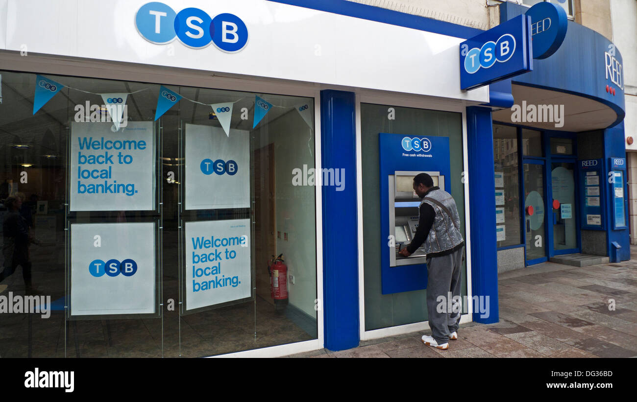 Un uomo come ottenere contanti da una nuova TSB ATM nel centro di Cardiff Wales UK KATHY DEWITT Foto Stock
