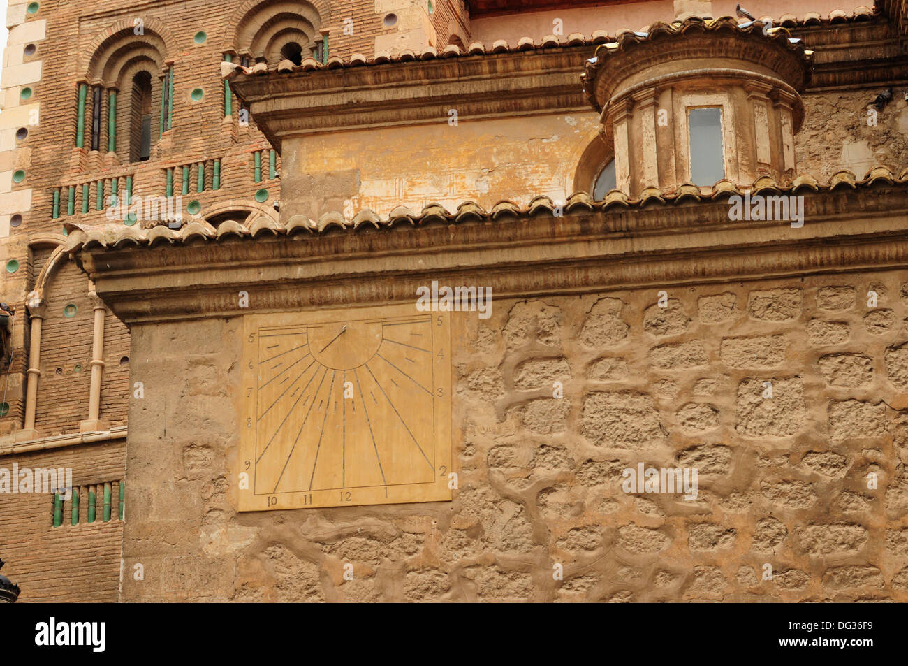 La facciata della cattedrale con una meridiana, Teruel, capitale dell'arte Mudéjar in Spagna. Foto Stock