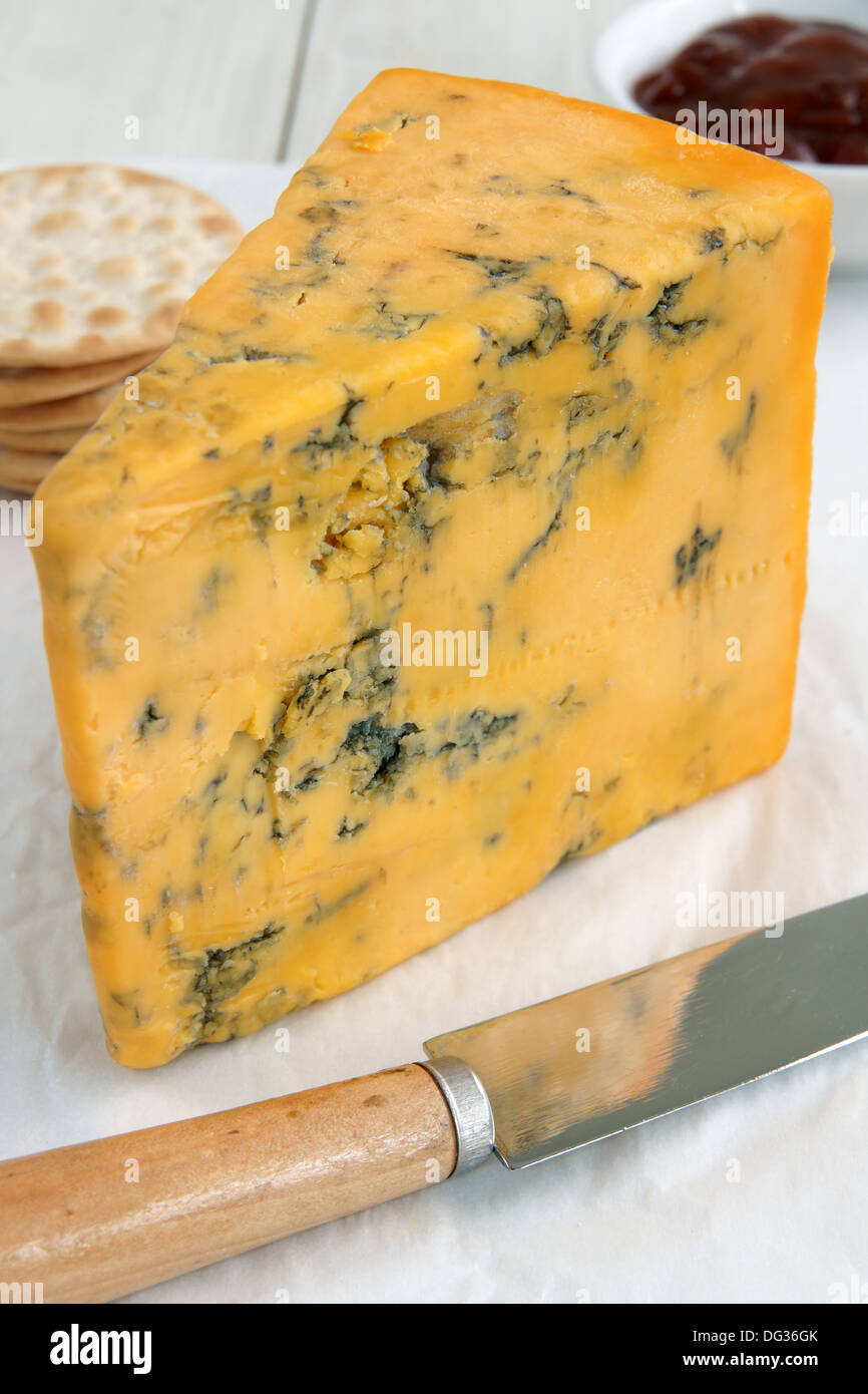 Shropshire Blue a British blue formaggio servita con cracker e chutney Foto Stock