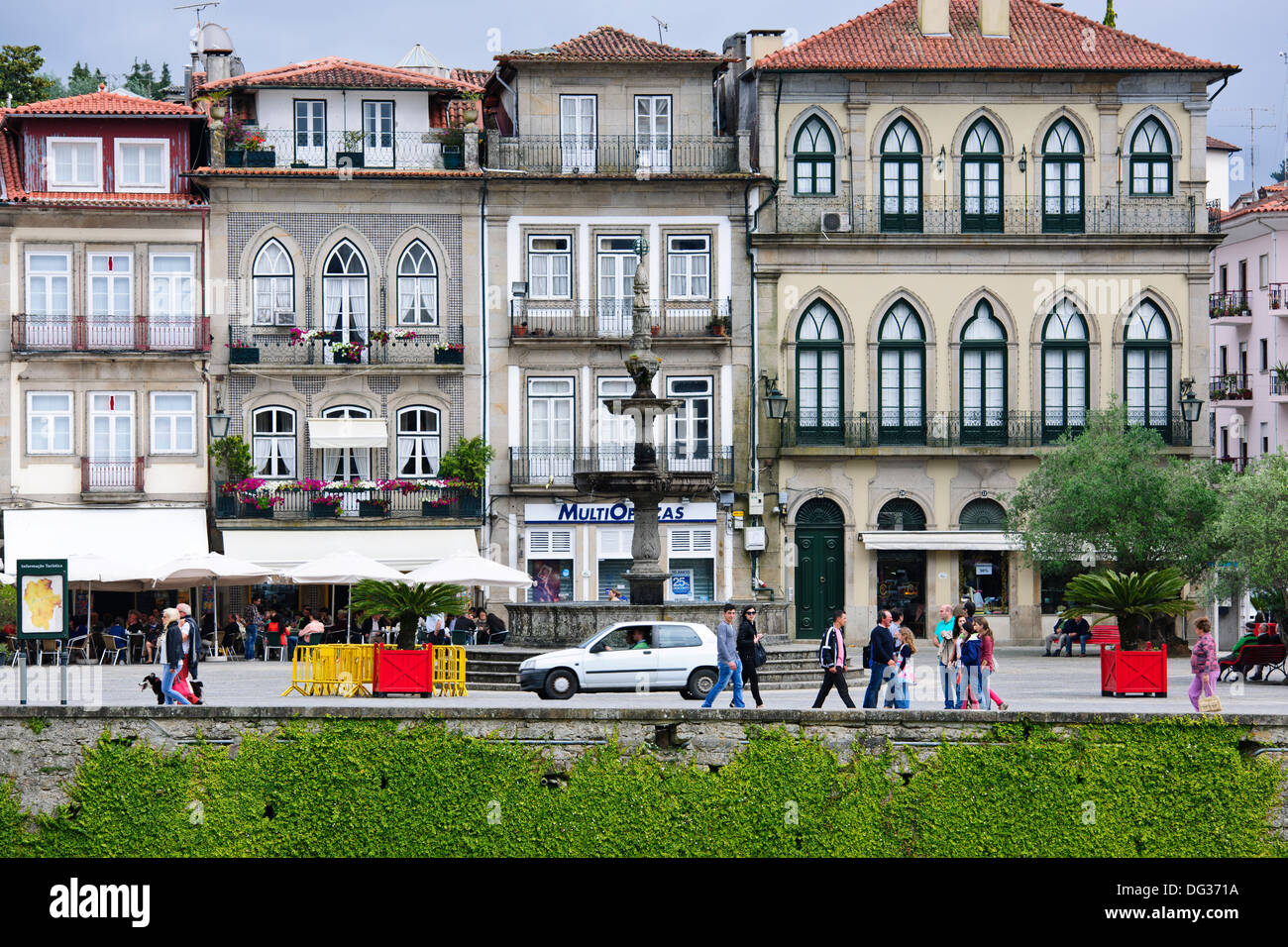 Ponte de Lima,Grand Villas,Ponte Romano,Scheda di fiume a piedi,detiene il più grande mercato in Portogallo,casa al vino rosso Verdi,,il mercato dell'Antiquariato Foto Stock