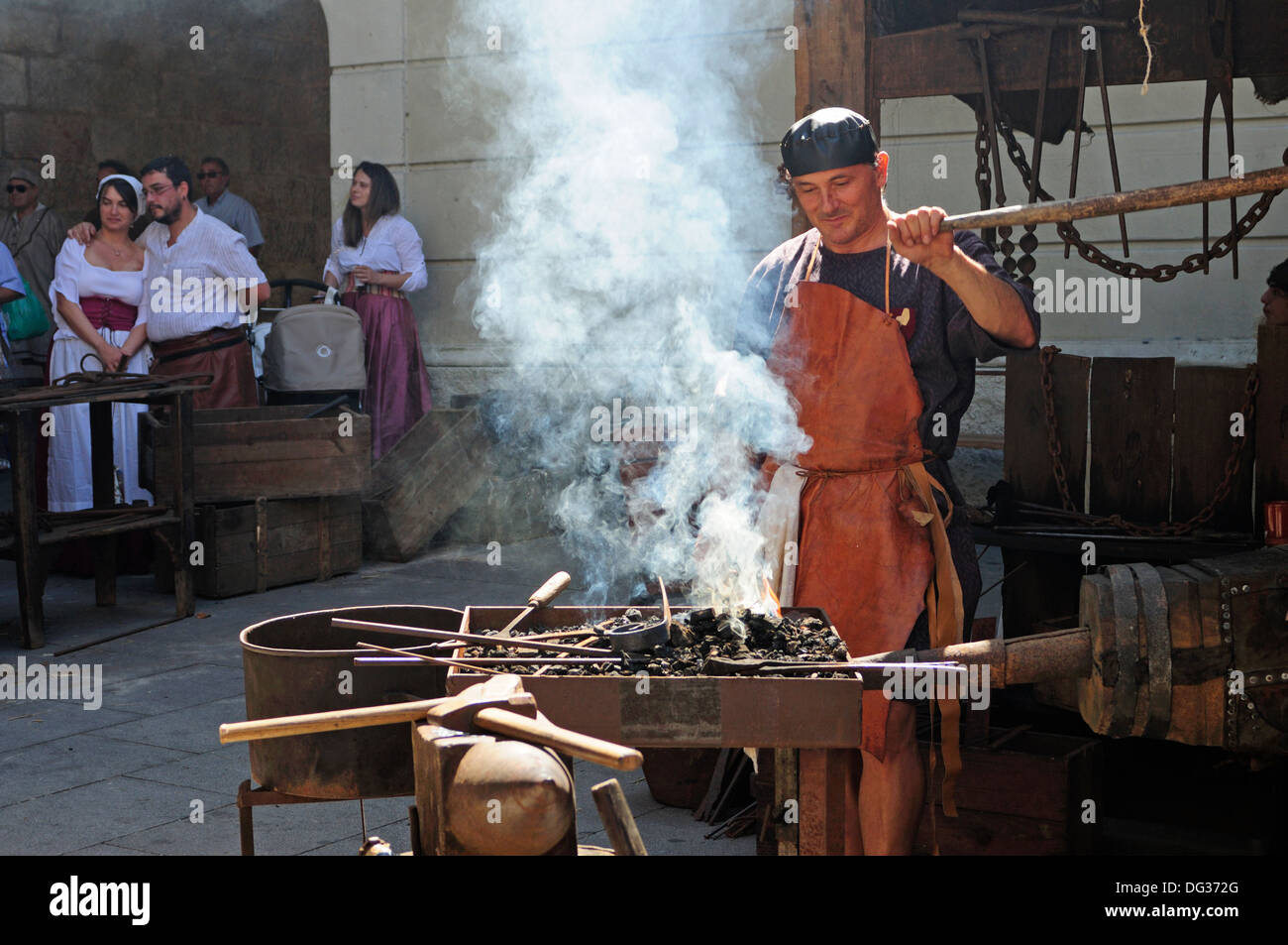 Fabbri in occasione del Consiglio di Feira Franca mercato medievale, Pontevedra, Galizia, Spagna Foto Stock