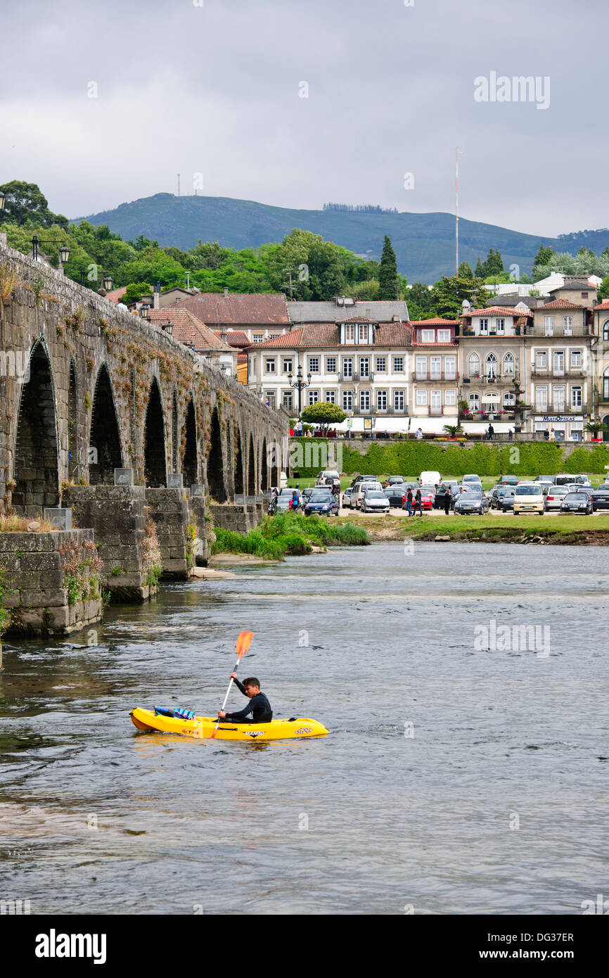 Ponte de Lima,Grand Villas,Ponte Romano,Scheda di fiume a piedi,detiene il più grande mercato in Portogallo,casa al vino rosso Verdi,,il mercato dell'Antiquariato Foto Stock