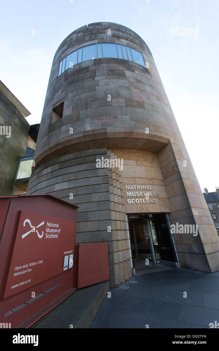 Città di Edimburgo in Scozia. Museo Nazionale di Scozia entrata principale su Chambers Street. Foto Stock
