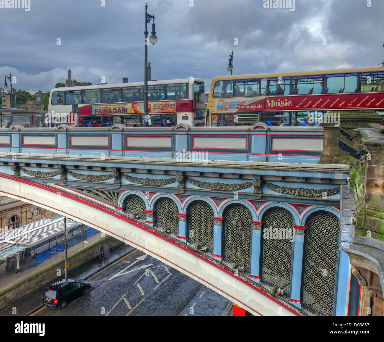 Due autobus Lothian su North Bridge, Edimburgo, Scozia, Regno Unito, EH1 Foto Stock