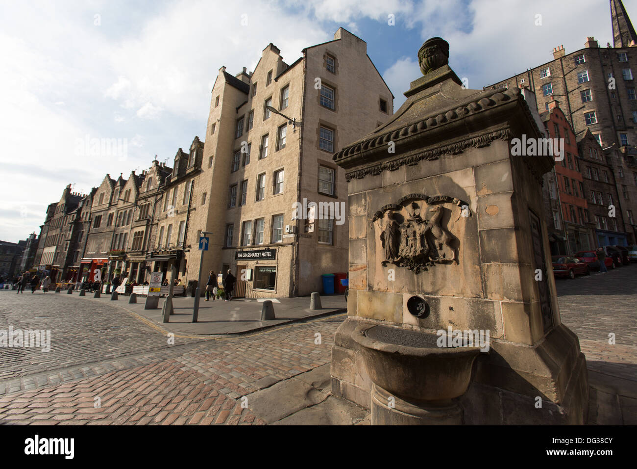 Città di Edimburgo in Scozia. Vista pittoresca della storica West Bow ben ai piedi della parte ovest della prua. Foto Stock