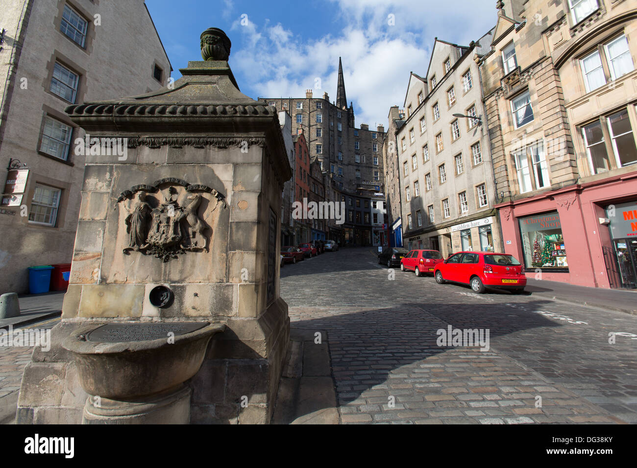 Città di Edimburgo in Scozia. Vista pittoresca della storica West Bow ben ai piedi della parte ovest della prua. Foto Stock