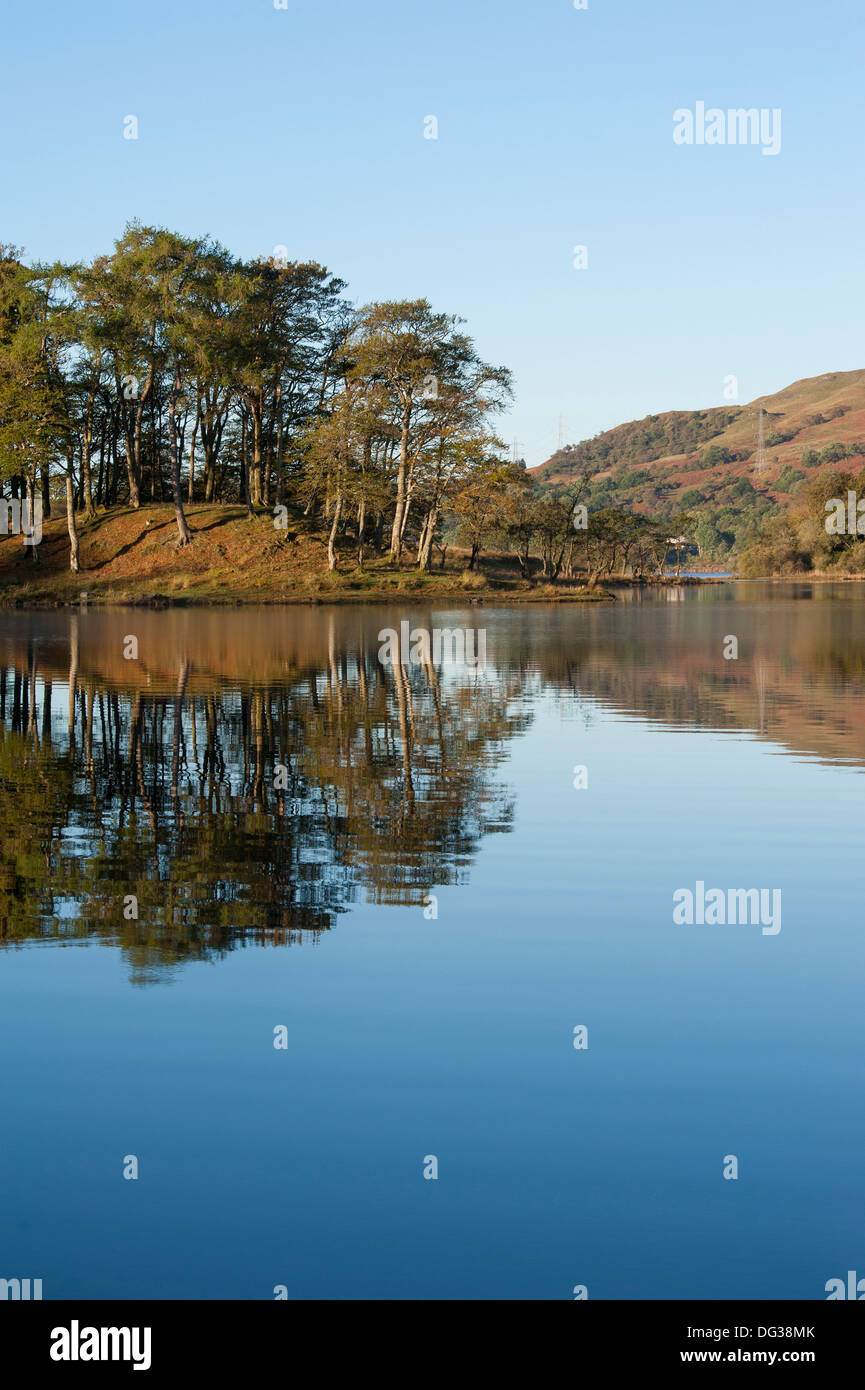 Un viaggio panoramico in vista della natura che mostra le riflessioni di alberi cercando di Loch Awe nelle highlands scozzesi Foto Stock