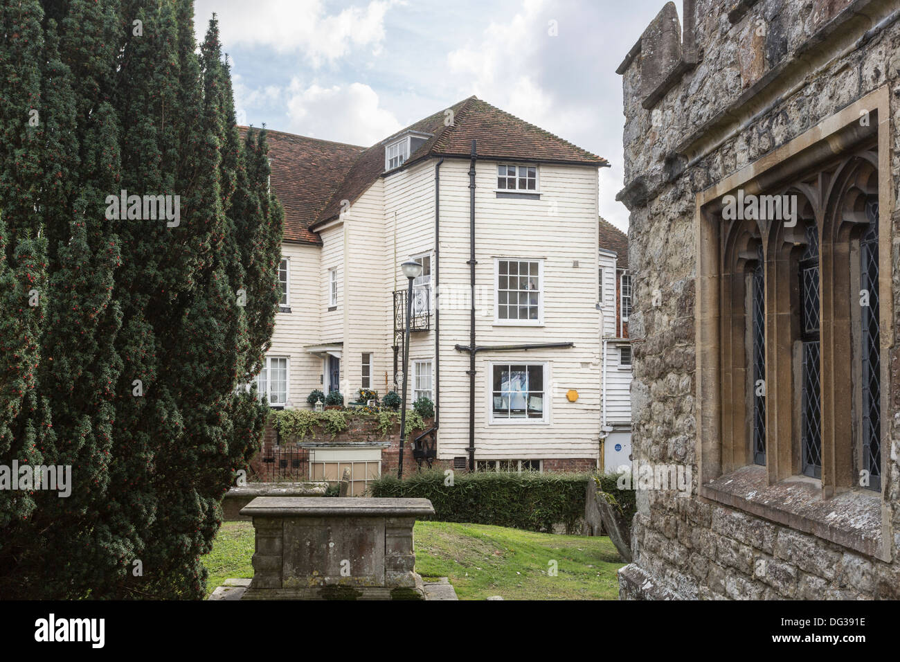 Clapboard o edifici weatherboarded accanto a San Mildred la Chiesa, Tenterden, uno stile comune nel west Kent Foto Stock