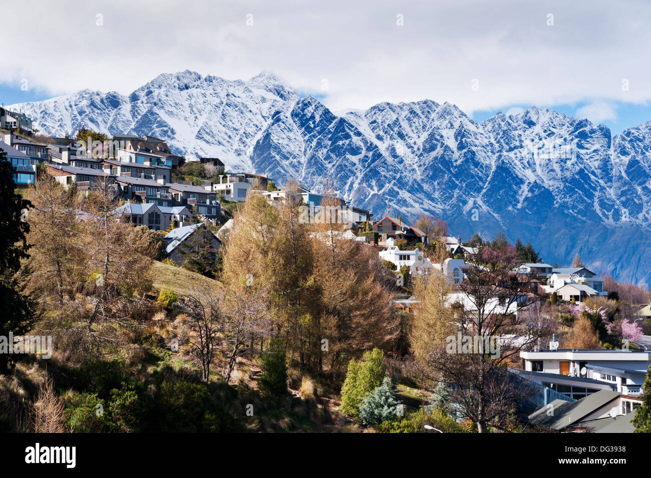 Queenstown, South Island, in Nuova Zelanda. Case e appartamenti per vacanze visto contro lo sfondo delle montagne. Foto Stock