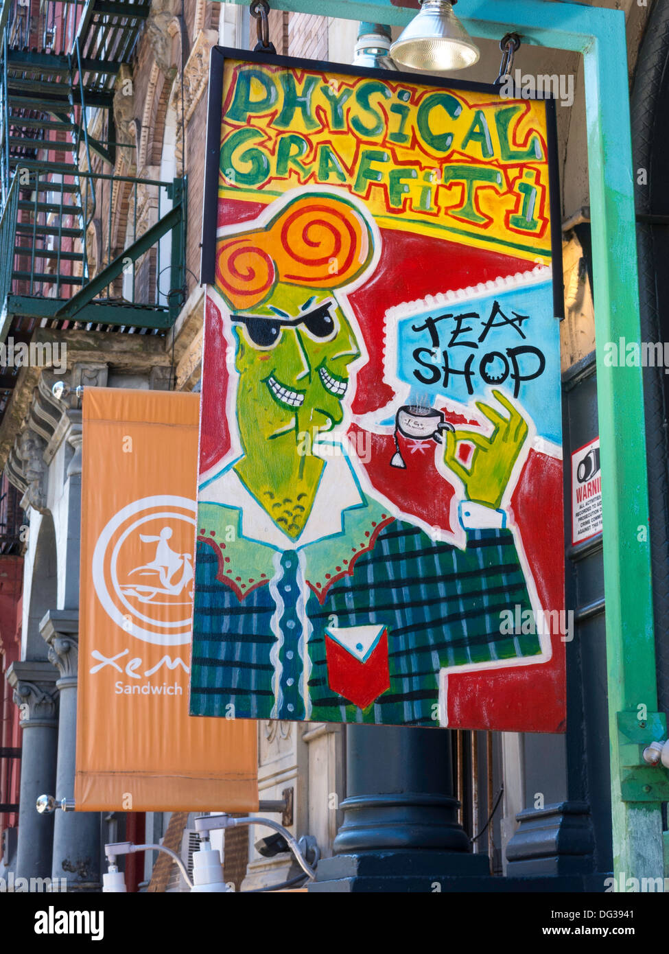 Colorati Graffiti fisica tea shop segno, East Greenwich Village, NYC Foto Stock