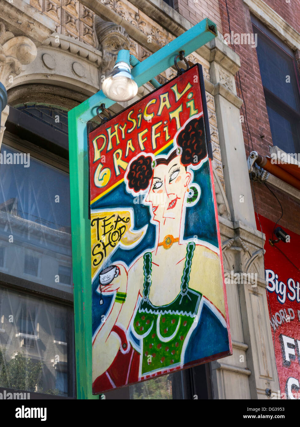 Colorati Graffiti fisica tea shop segno, East Greenwich Village, NYC Foto Stock