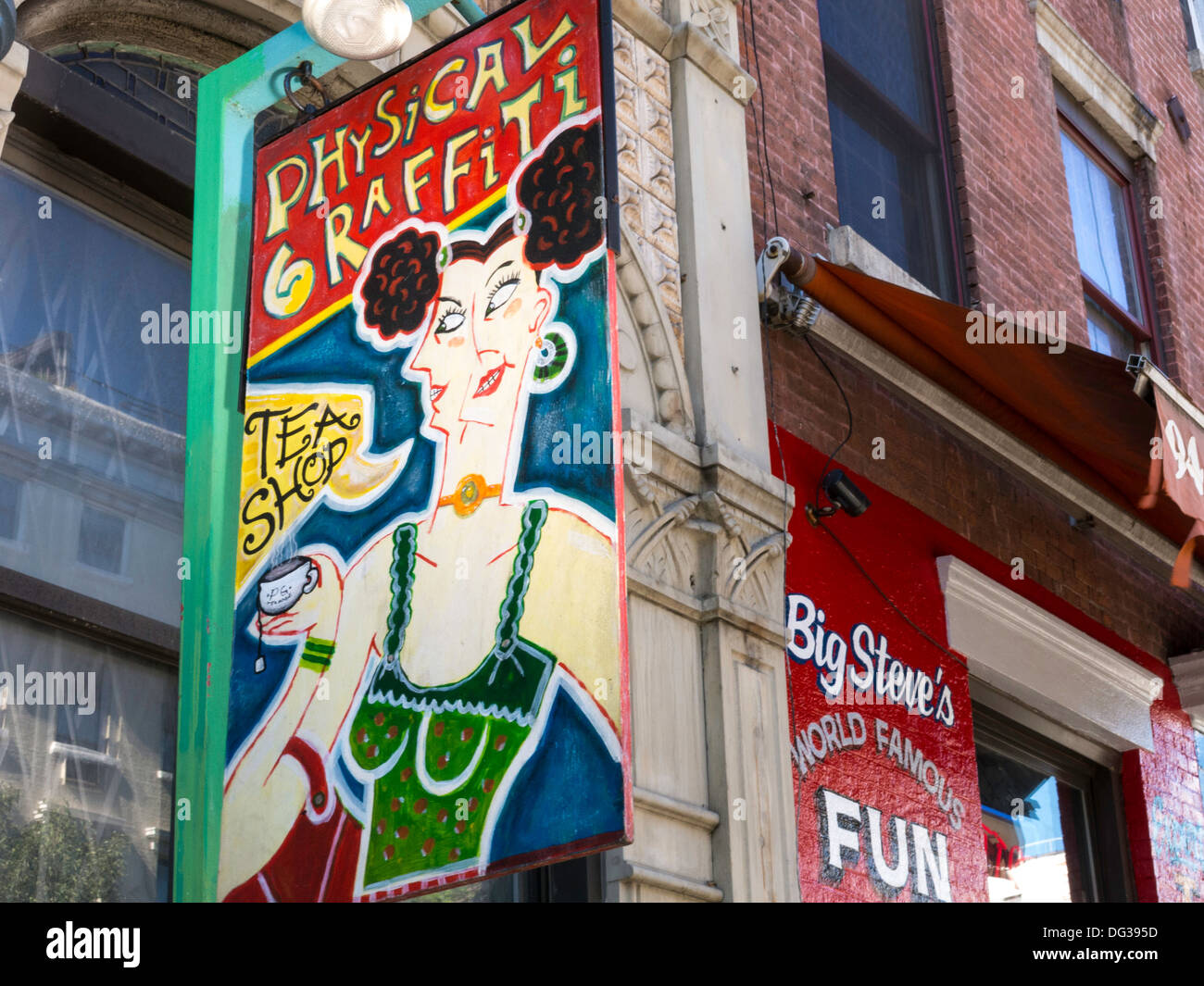 Colorati Graffiti fisica tea shop segno, East Greenwich Village, NYC Foto Stock