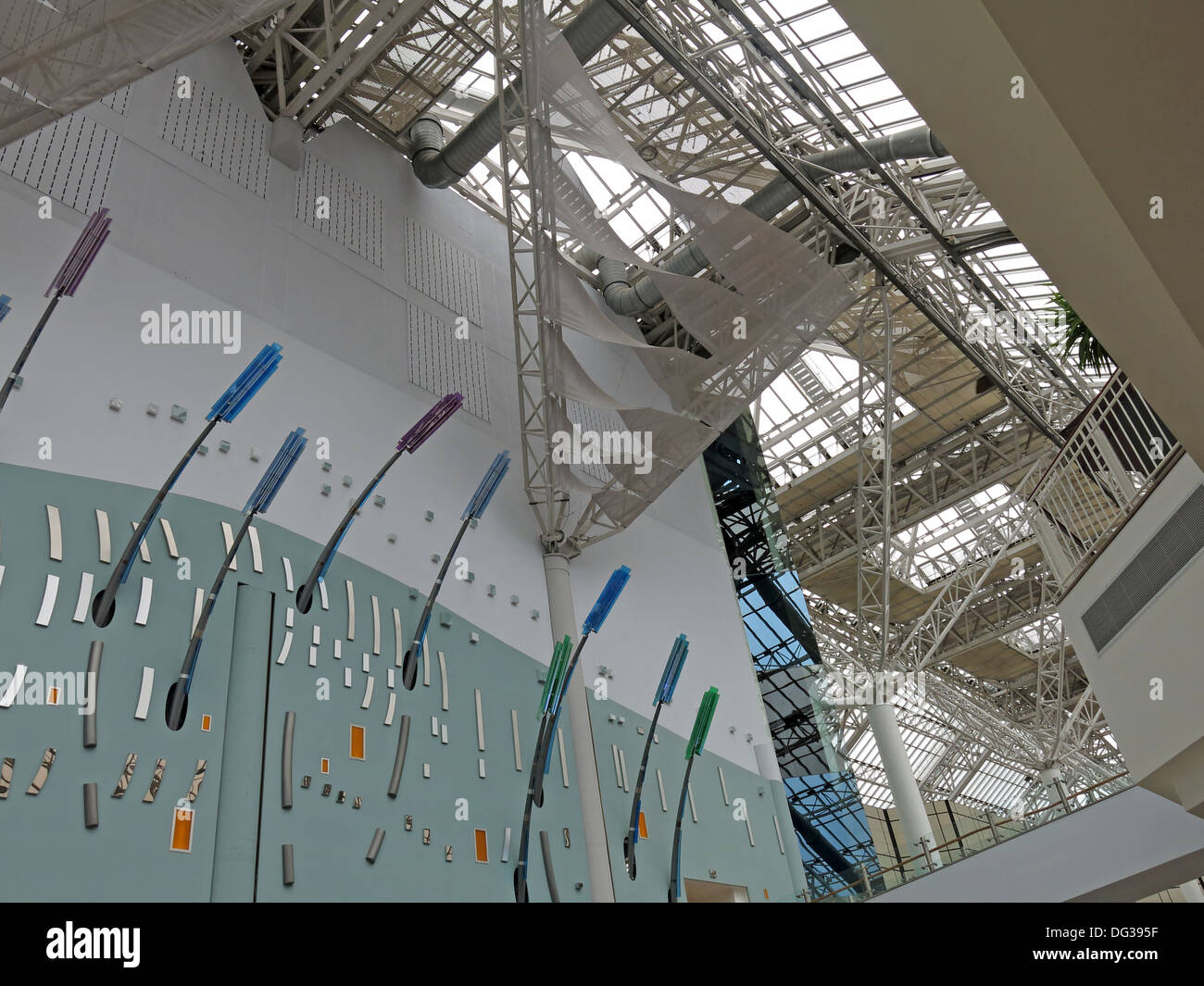 Tetto e illuminazione artistica all'interno di St Enoch negozi al dettaglio del centro shopping di Glasgow Foto Stock