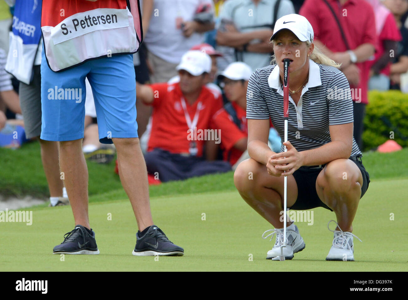 Kuala Lumpur, Malesia. Xiii oct, 2013. Suzann Pettersen di Norvegia linee fino il suo putt sul diciottesimo foro durante il round finale del LPGA Sime Darby dal Kuala Lumpur Golf e Country Club. Credito: Azione Sport Plus/Alamy Live News Foto Stock