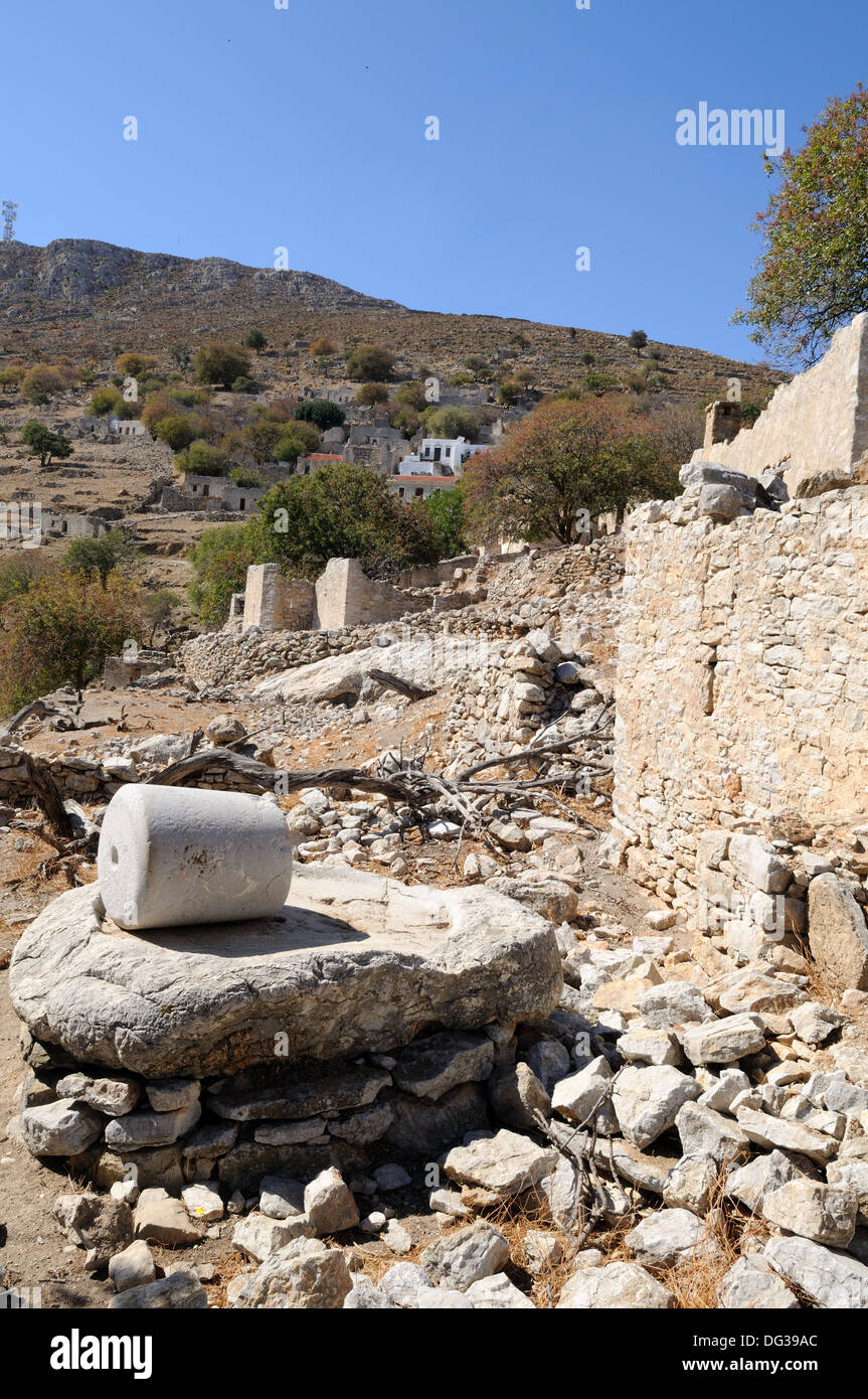 Vecchio mulino in disuso in pietra il villaggio abbandonato di Mikro Chorio Tilos isola greca del Dodecanneso Grecia Foto Stock
