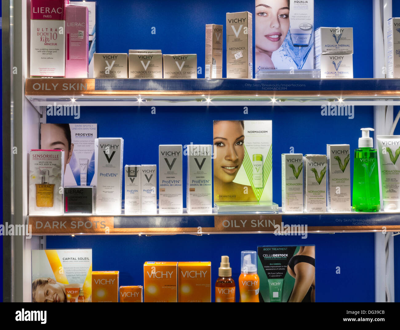 Farmacia della bellezza delle donne Display alimentazione in CVS, NYC Foto Stock