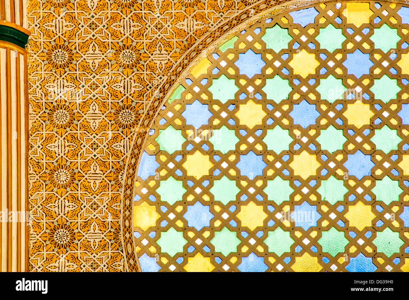Il Senegal, Touba. Stelle ad otto punte nella finestra geometrica design, la Grande Moschea di Touba. Foto Stock