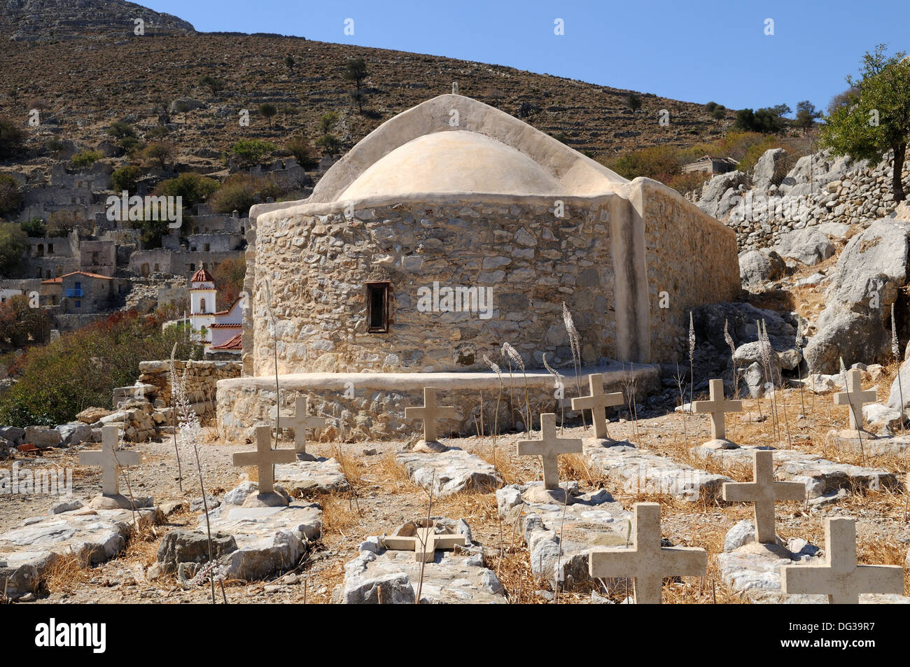 Barile vecchio tetto chiesa greco ortodossa nel villaggio abbandonato di Mikro Chorio Mikro Horio Tilos Grecia Foto Stock