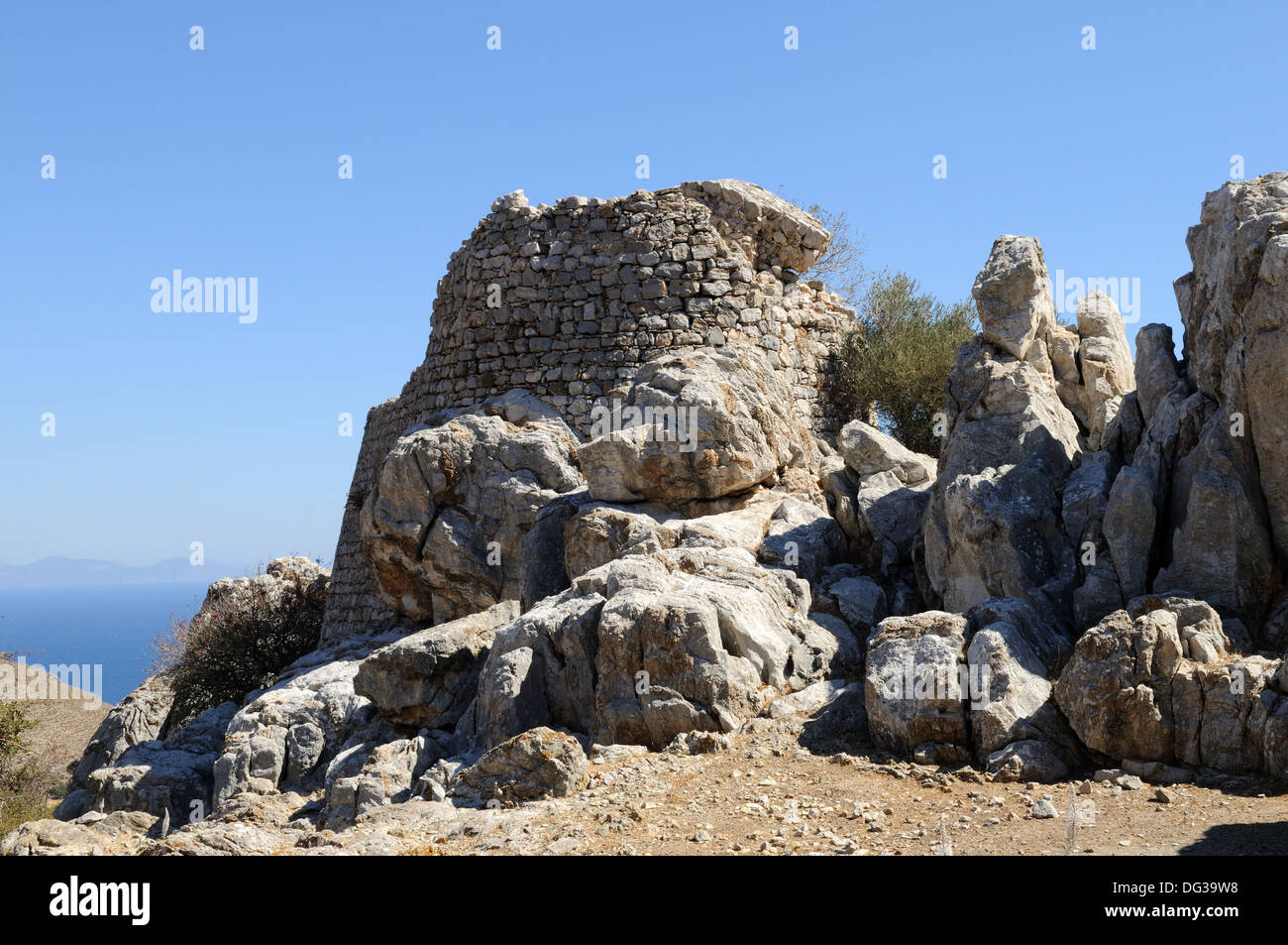 Rovine del Castello di Mikro Chorio villaggio abbandonato Tilos isola greca Grecia Foto Stock