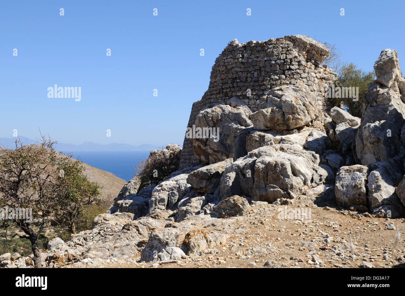 Rovine del Castello di Mikro Chorio villaggio abbandonato Tilos isola greca Grecia Foto Stock