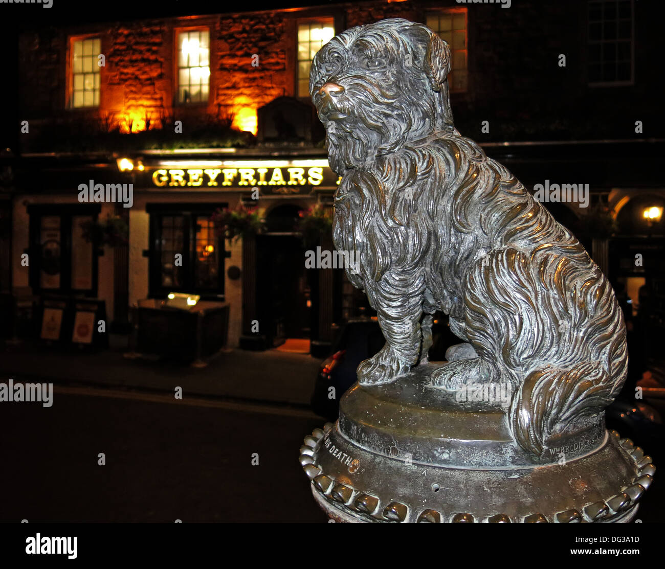 Greyfriars Bobby cane statua al di fuori del pub che ha lo stesso nome di Edimburgo Regno Unito Scozia durante la notte Foto Stock