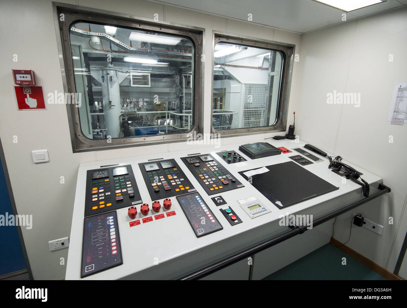 Il motore sala di controllo sul nuovo RRS Discovery a casa in Empress Dock accanto al National Oceanography Centre di Southampton Foto Stock