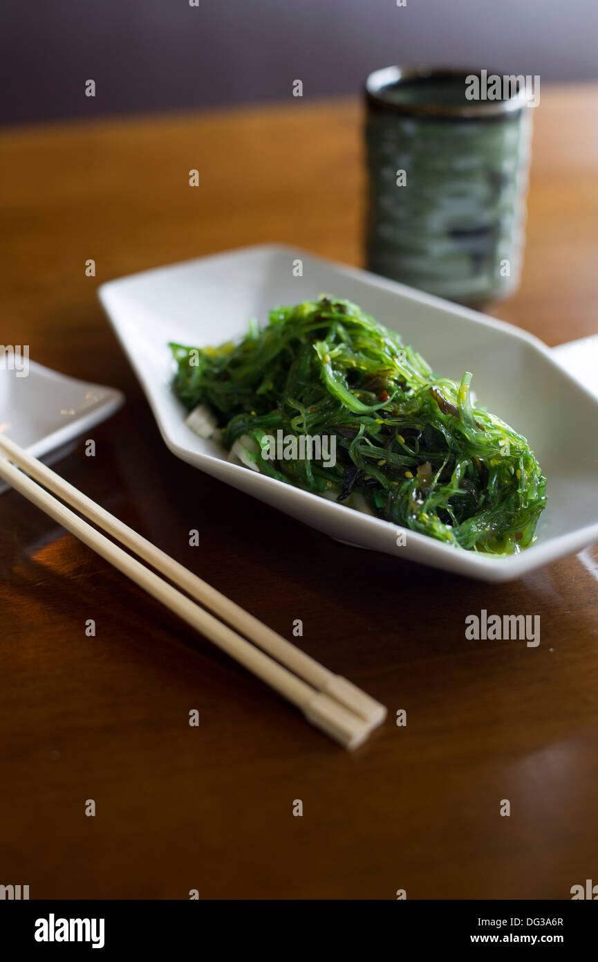 Insalata di alghe marine al ristorante giapponese Foto Stock